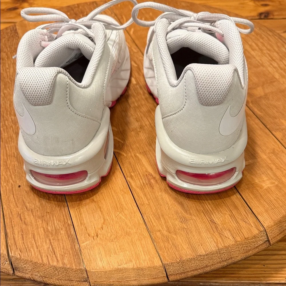 Nike Air Max Nuaxis Women’s 10 White Pink Running Shoes Sneakers